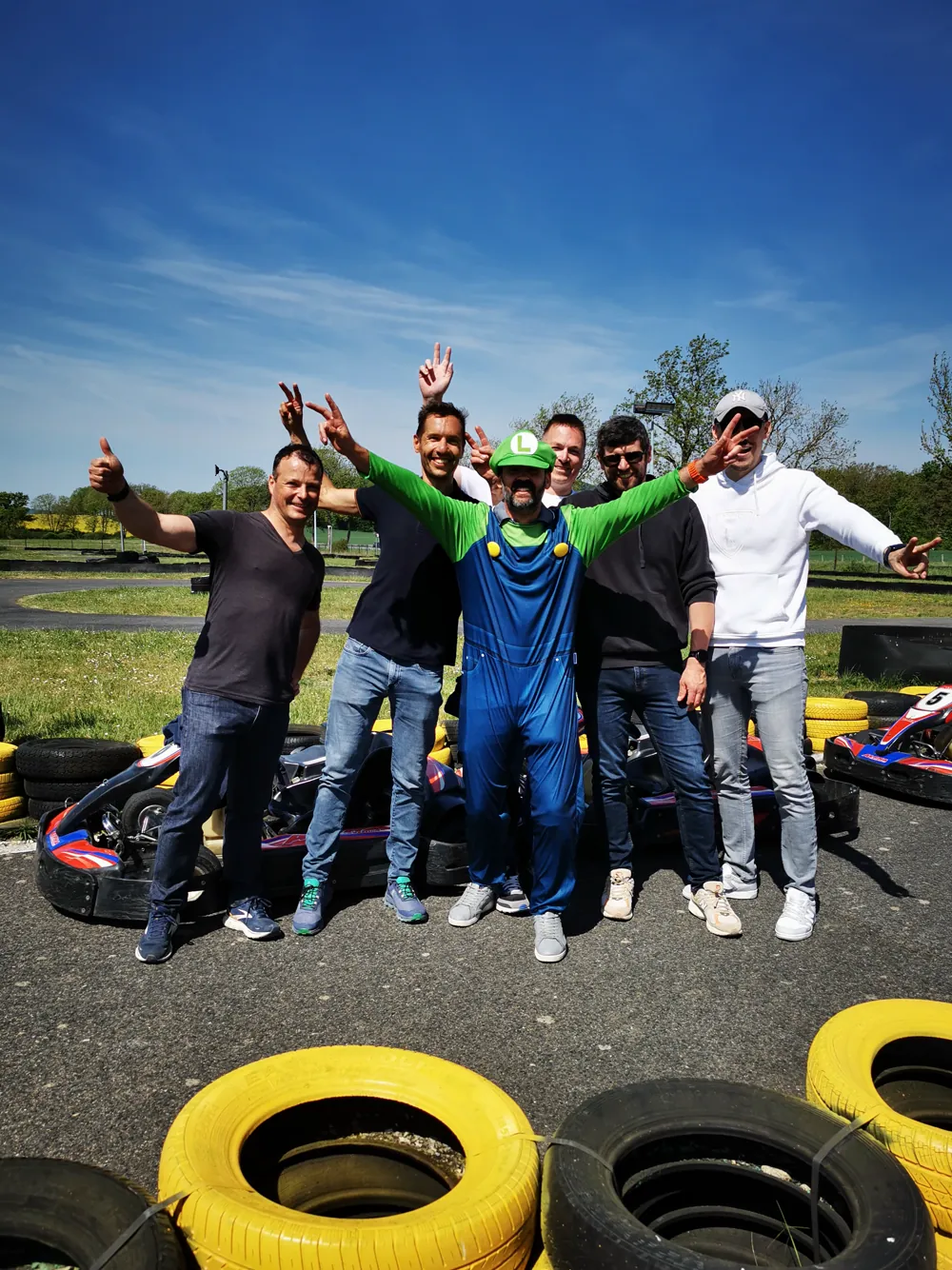 Groupe d'amis sur la piste, bras en l'air