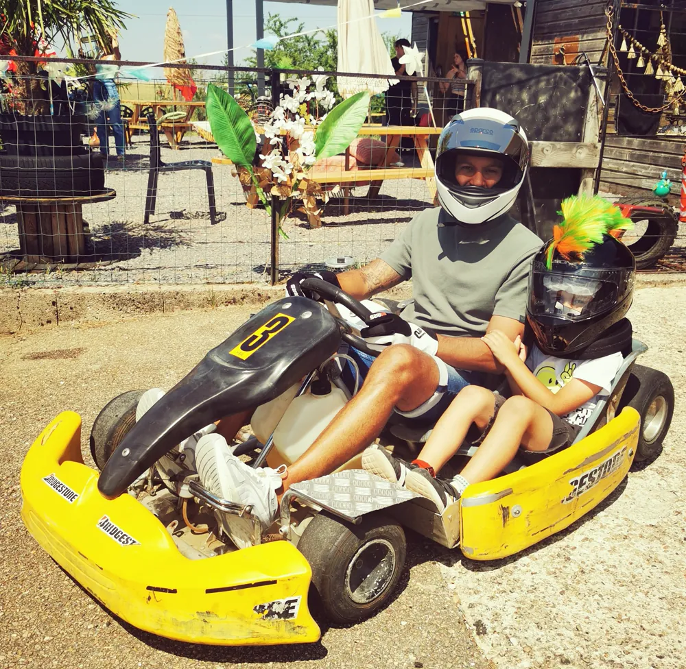 Kart biplace jaune, un adulte et un enfant casqués