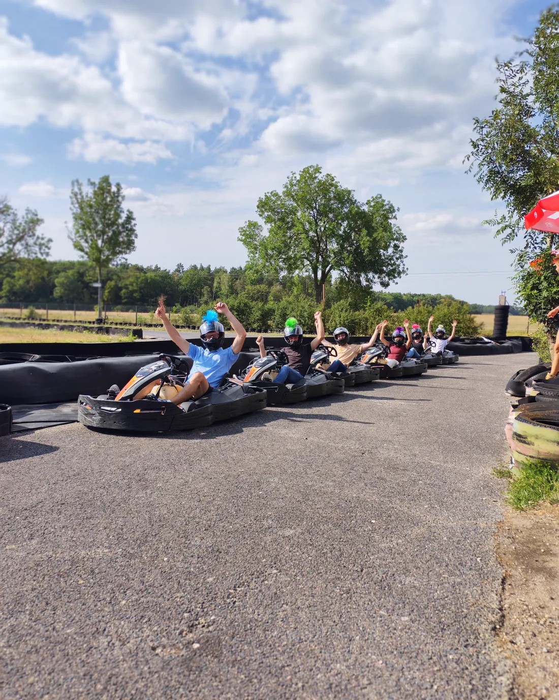 Pilotes en kart qui saluent sur la piste