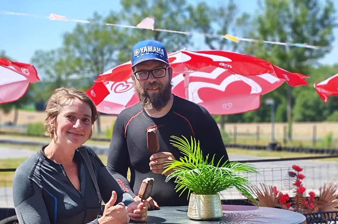 Pause glace sur la terrasse, sous les parasols