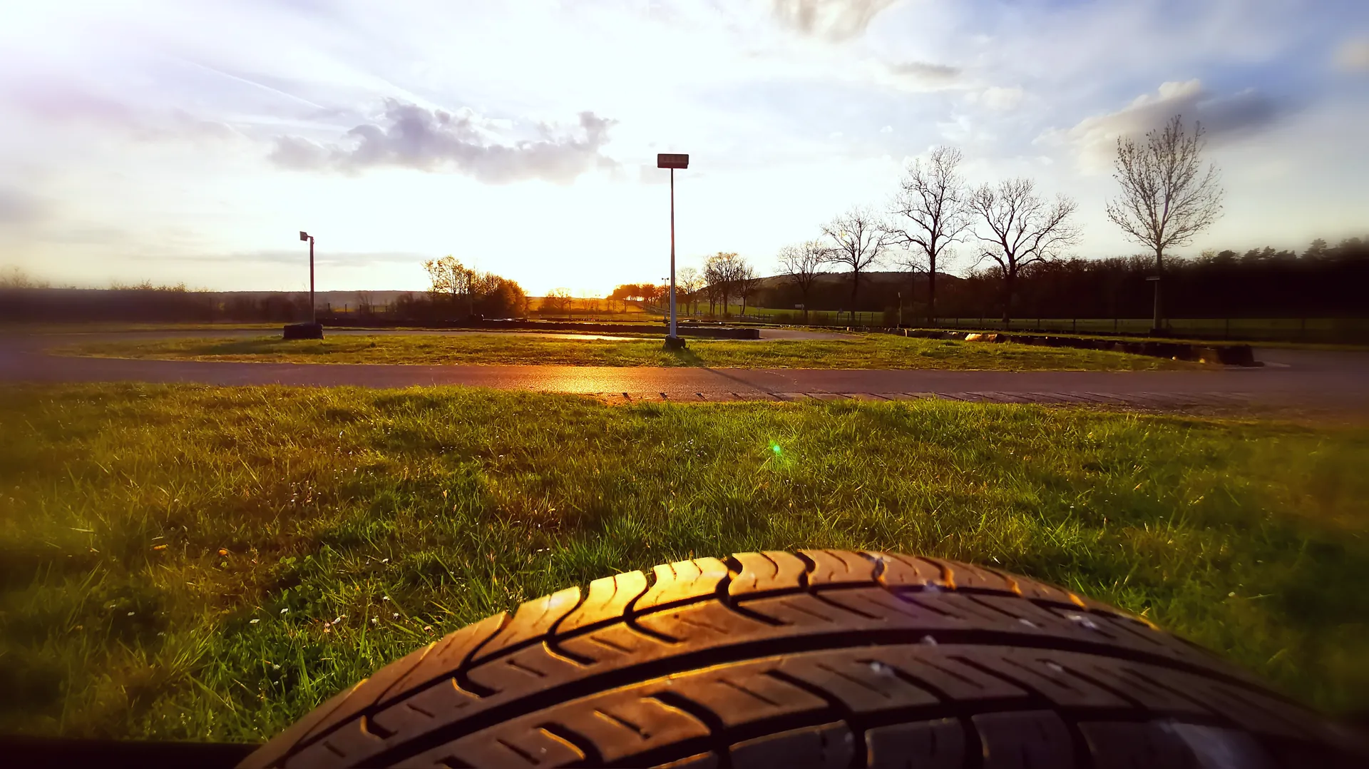 La piste de Kart'Hell au coucher du soleil, un pneu au premier plan