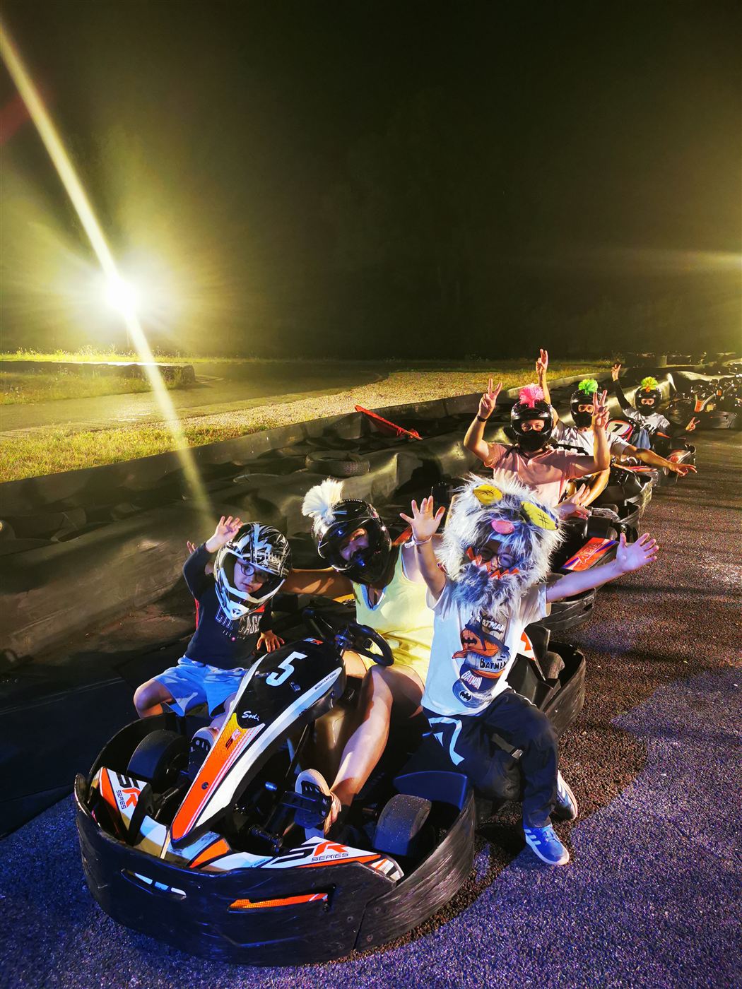 Pilotes en kart pendant une session nocturne