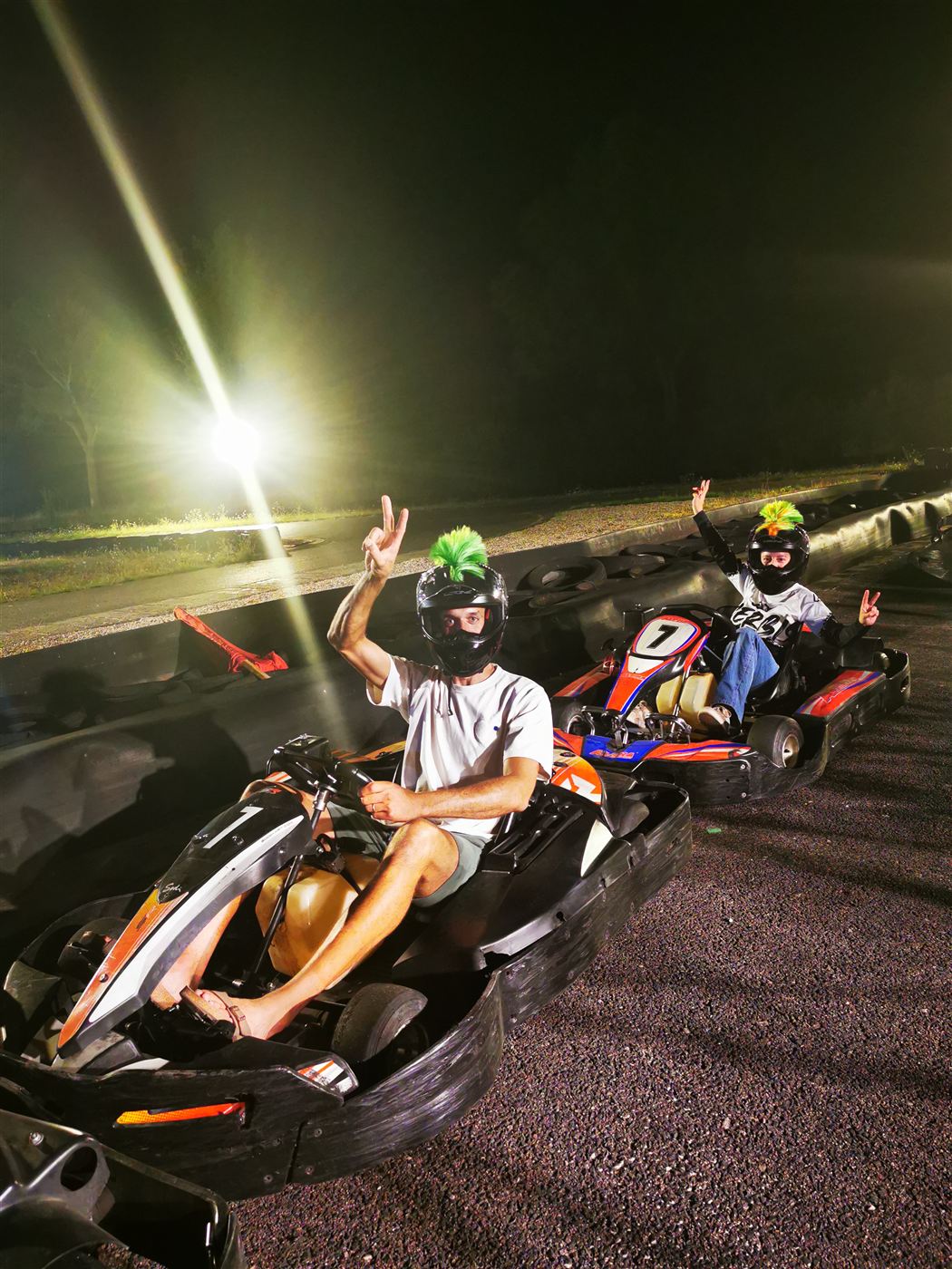 Pilote en kart qui salue pendant une nocturne