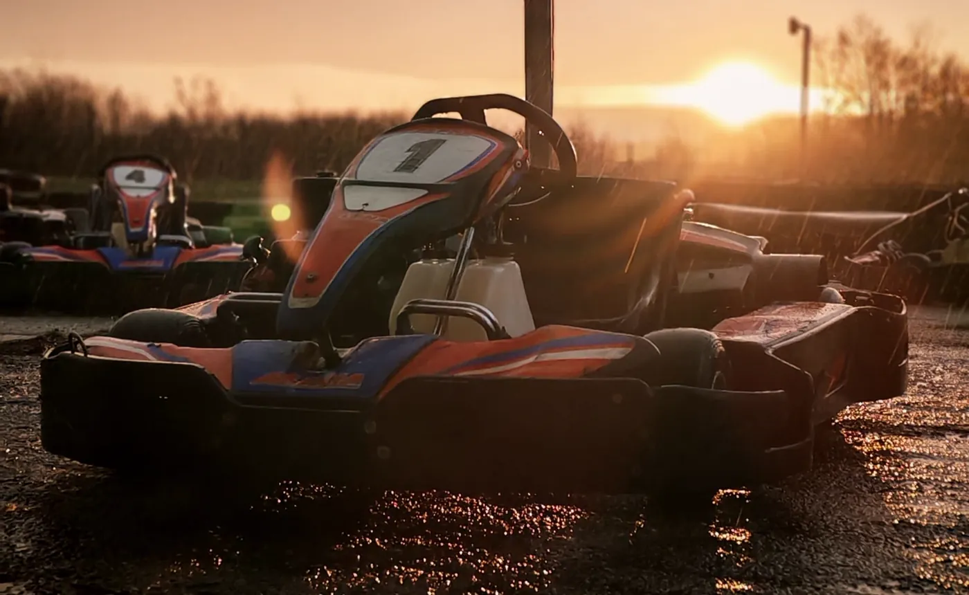 Kart sur la piste mouillée, au soleil couchant