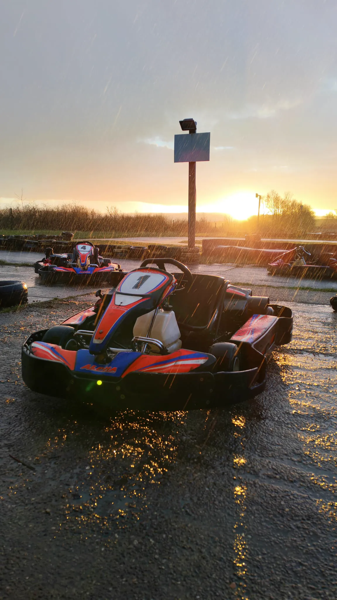 Kart sur la piste mouillée au coucher du soleil
