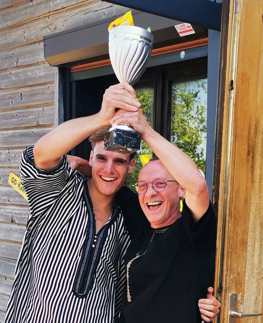 Deux pilotes brandissent la coupe du vainqueur
