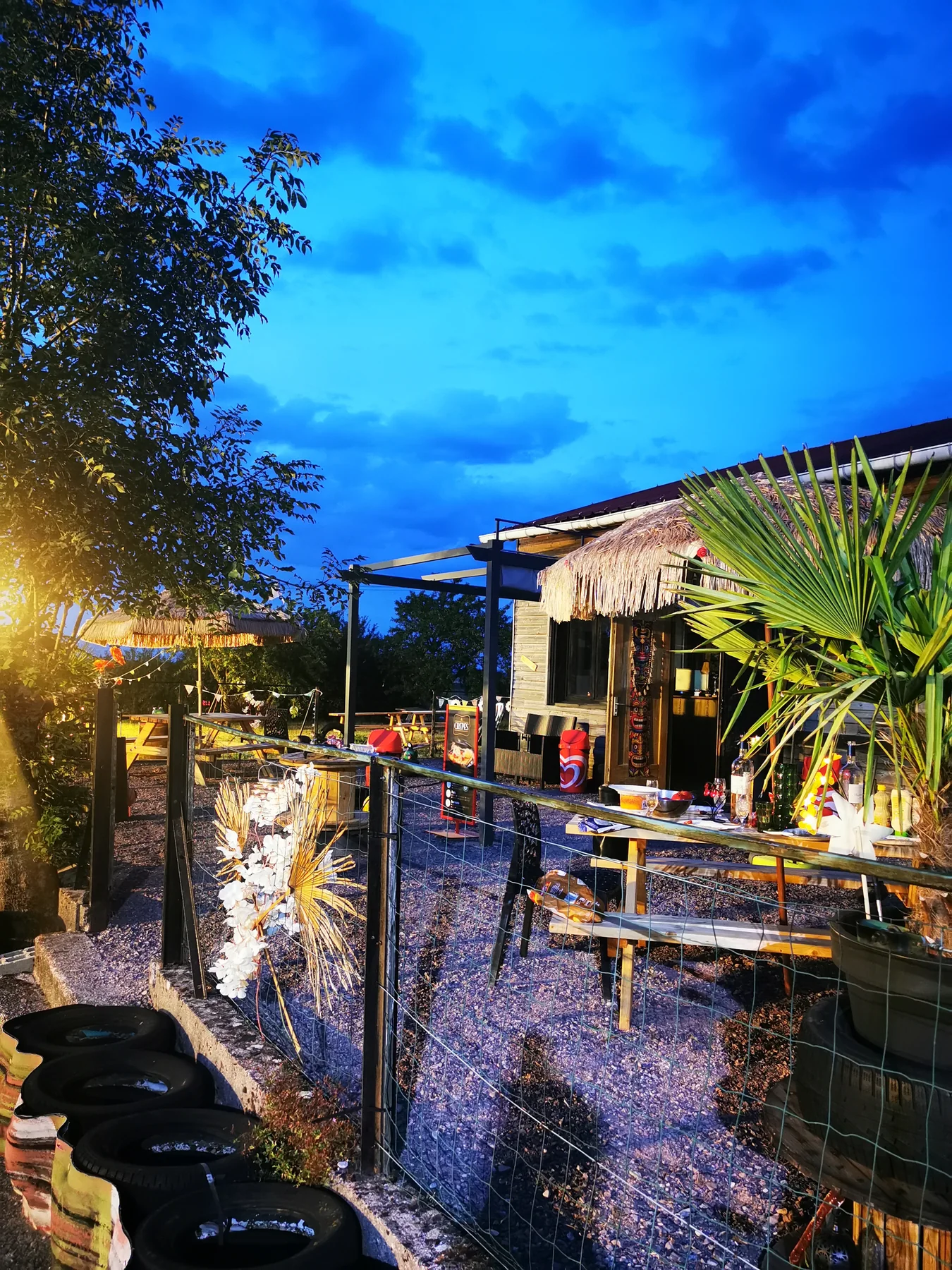 La terrasse et sa paillote en fin de journée